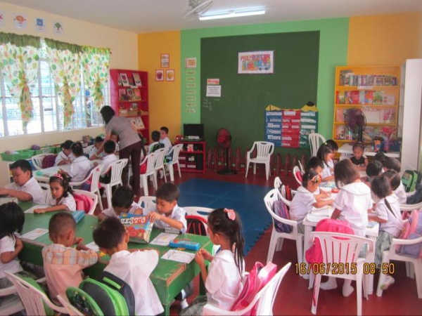 Kinder pupils in the new classroom